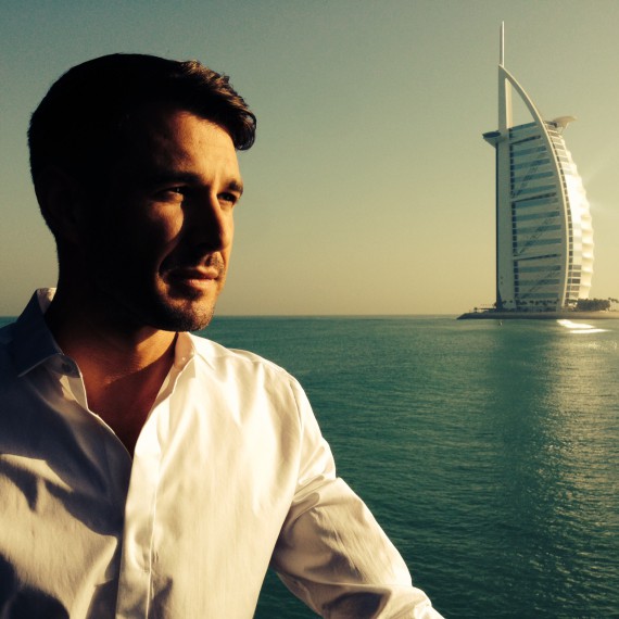 Während des Drehs sehen wir die wichtigsten Wahrzeichen Dubais. Hier im Hintergrund: das luxeriöseste Hotel der Welt, das Burj Al Arab. Dubai bietet eine atemberaubende Kulisse für unsere Folge Kreuzfahrt ins Glück. 