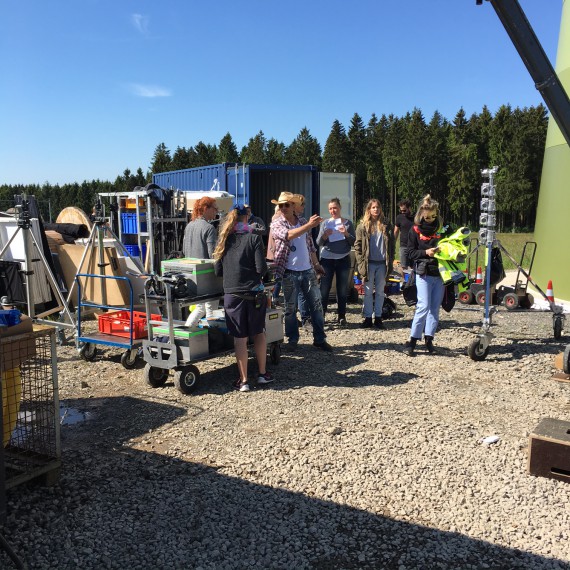 Das Set: Eine Baustelle in der Eifel.